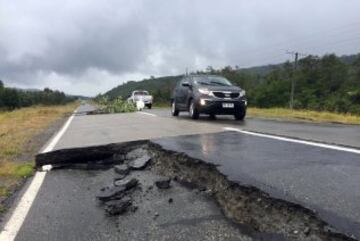 Un sismo de magnitud 7.6 en la escala de Richter se sintió a las 11:21 horas de este domingo. El epicentro fue a 67 kilómetros al noroeste de Melinka y también se percibió en las regiones del Biobío, La Araucanía, Los Ríos y Aysén. Varias carreteras quedaron dañadas.