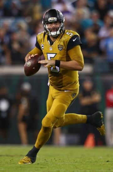 El partido tambi¨¦n llamaba la atenci¨®n por el duelo de j¨®venes quarterbacks: el rookie Marcus Mariota contra el sophomore Blake Bortles. Aunque el partido se decant¨® del lado del segundo, los n¨²meros de ambos fueron bastante parejos: Mariota consigui¨® 231 yardas de pase y 29 y un touchdown de carrera, mientras Bortles hizo 242 yardas de pase, con un touchdown y una intercepci¨®n.