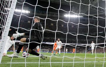 Andriy Lunin detiene con los pies un tiro de un jugador del Valencia.