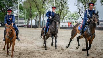 Cosacos patrullando cerca del Rostov Arena.