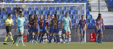 Alexia Putellas celebra con el resto del equipo el 2-0 al Levante. 
 