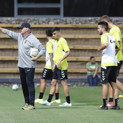 Pepe Mel, ante su lista de convocados más surrealista