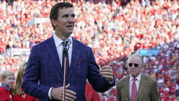 Solamente el quarterback Archie Manning y el cornerback Chucky Mullins gozan del privilegio de tener su número retirado con los Ole Miss Rebels.