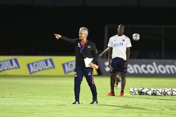 Reinaldo Rueda guiando la práctica de este martes en la sede de la Selección Colombia en Barranquilla. El DT debe encontrar el reemplazo de Davinson.