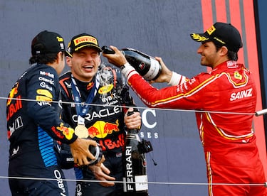 Carlos Sainz le moja la oreja con champán a Max Verstappen celebrando en el podio los puestos conseguidos en la carrera del GP de Japón. 