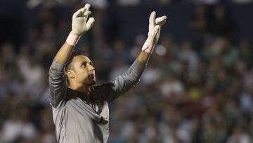 ¡Humildad! Keylor Navas firmó playera de aficionado regio