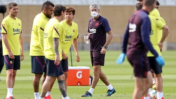 Quique Setién, con sus jugadores.