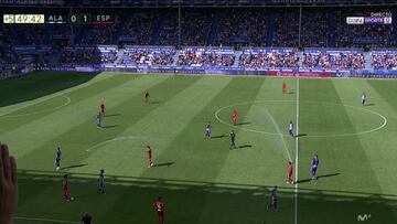 Imagen de la televisión con los aspersores de Mendizorroza en funcionamiento en pleno partido.