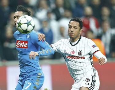 Una genialidad de Hamsik salva al Nápoles en Estambul