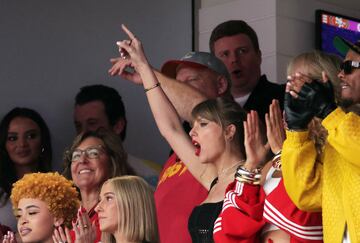 Taylor Swift presente en el Allegiant Stadium después de volar de Japón a Los Ángeles y de LA a Las Vegas.