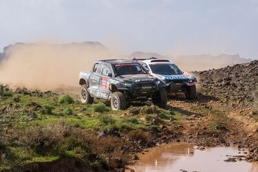 El piloto lituano de Toyota Gazoo Racing, Benediktas Vanagas, y su copiloto estonio, Kuldar Sikk (izq.), superan al piloto qatar¨ª de Nasser Racing, Nasser al-Attiyah, y su copiloto franc¨¦s, Mathieu Baumel, durante la etapa 1.