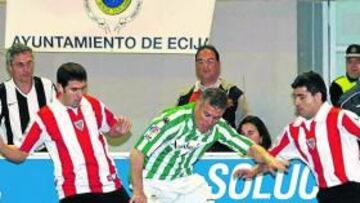 Parra intenta zafarse.