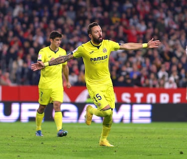 El delantero del Villarreal de 36 años lleva dos temporadas en el submarino amarillo en los que ha anotado 24 goles hasta el momento.

