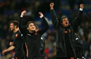 Totti, a la izquierda, y Mancini celebran con los tifossi el triunfo (1-2) ante el Madrid el 5 de marzo de 2008.