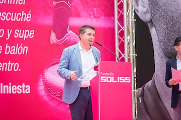 El presidente de la Diputación de Albacete, Santiago Cabañero, interviene durante la inauguración de la escultura Andrés Iniesta.