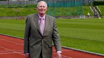 Sir Roger Bannister camina en la pista en la que bati&oacute; el r&eacute;cord de la milla por debajo de los cuatro minutos en 1954 en la Universidad de Oxford.