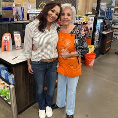 Una mujer jubilada de 100 años todavía sigue llamando a sus clientes: “Estaba tan harta de mí misma que no lo podía soportar”