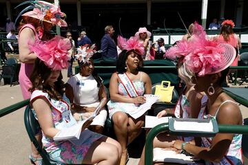  Aficionados a la hípica en el Churchill Downs de Kentucky durante la Kentucky Oaks.