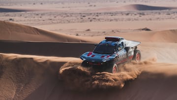 Carlos Sainz, con el Audi durante la segunda etapa del Dakar 2024.