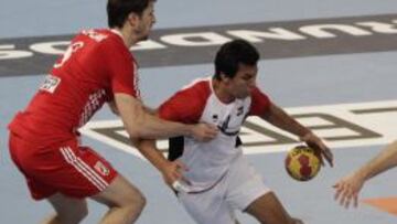 El lateral de la selección egipcia, Ahmed Abou El Fetouh (d), lucha la posición con el lateral croata, Marco Kopljar (i), durante el partido correspondiente a la cuarta jornada del Mundial de balonmano España 2013, grupo D, que se disputa hoy en la Caja Mágica, en Madrid.