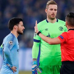 Caída del VAR en el Schalke-City: Del Cerro pitó un penalti 'a ciegas' por un fallo del monitor