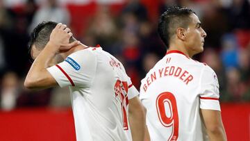 GRAF2353. SEVILLA, 15/12/2017.- Los delanteros del Sevilla Pablo Sarabia (i) y Wissam Ben Yedder, durante el partido de la decimosexta jornada de Liga que disputan esta noche Sevilla y Levante en el estadio Sánchez Pizjuán de Sevilla. EFE/Julio Muñoz