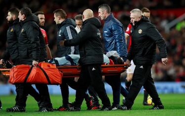 Man United's Lukaku stretchered off after nasty collison