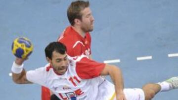 <b>UNO CONTRA UNO. </b>Sarmiento supera al defensa y lanza.