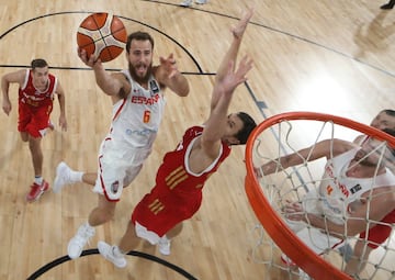 Sergio Rodriguez anotando frente a Semen Antonov.