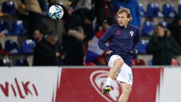 Modric calienta antes del partido contra Letonia.