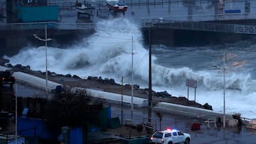 Valparaiso, 23 de junio de 2021.
De acuerdo al informe del Servicio de Meteorologia esta pronosticado un frente de mal tiempo con lluvia y viento que se prolongara durante toda la jornada. 
En la foto personal de la Armada controla el oleaje en el puerto deportivo.  
Andres Pina/Aton Chile