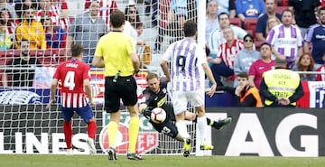 Sobre el tiempo Oblak le saca esta pelota de gol a De la Fuente. Antes había volado dos veces a disparos desde fuera del área de Guardiola y de Plano.