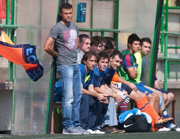 Su debut como técnico se produjo en junio de 2008, cuando se hizo cargo del F. C. Barcelona "B" en sustitución de Pep Guardiola. Dirigió al filial barcelonista durante tres años, en los que logró el ascenso a Segunda División en la temporada 2009-10.