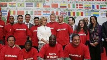 <b>FOTO DE FAMILIA. </b>Los integrantes de varias selecciones que participan en el Mundialito rodean a Esperanza Aguirre.
