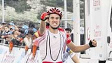 Daniel Moreno bate a Hruska.