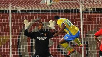 <b>SENTENCIA. </b>El colombiano Zúñiga conseguía con este cabezazo el trofeo para el Nápoles.