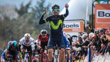 Alejandro Valverde celebra su victoria en la Flecha Valona de 2017.