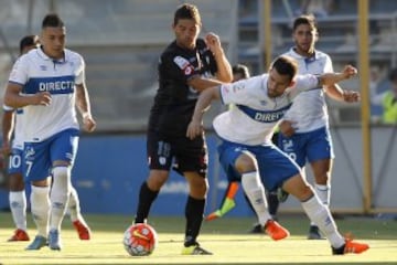 Cubillos y Fuentes disputan la pelota. 