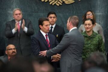El presidente Enrique Peña Nieto saluda al presidente de la CONADE Alfredo Castillo.