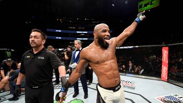 Yoel Romero festeja su victoria en el UFC 205.