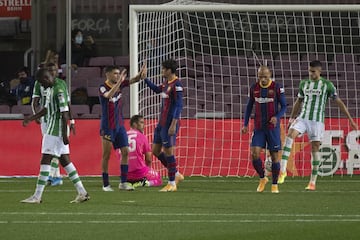 Sergi Roberto sirve ahora un balón en bandera para que Pedri se estrene en LaLiga.