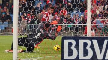 Gol 6-0 Festival rojiblanco en el Calderón ante un Getafe que está noqueado. Buena jugada de Adrían desde la banda derecha que puso el pase de la muerte a David Villa, que solo en el segundo palo, hace el sexto al primer toque con la pierna derecha.