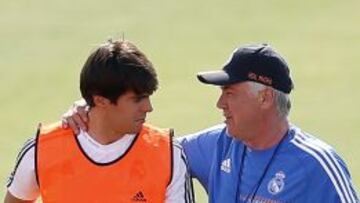 Kak&aacute; y Ancelotti conversan durante el entrenamiento ayer por la tarde en Valdebebas.