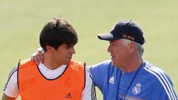 Kaká y Ancelotti conversan durante el entrenamiento ayer por la tarde en Valdebebas.