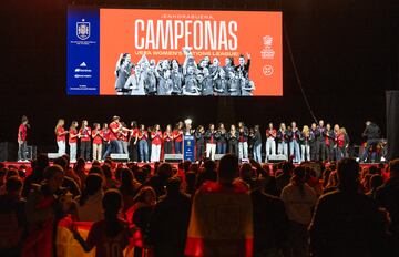 Las jugadoras de la Selección Española, en el escenario del Palacio de Vistalegre celebrando con los aficionados su triunfo en la Nations League.

 