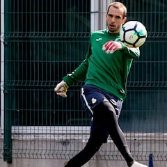 El padre de Pau López: "Soy del Espanyol; pronto seré del Betis"