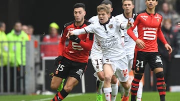Vincent Koziello, de blanco con el Niza, disputa un bal&oacute;n con un jugador del Rennes, de rojo.