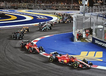 En la salida Carlos Sainz mantuvo la posición y Charles Leclerc adelantó a George Russel.