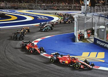 En la salida Carlos Sainz mantuvo la posición y Charles Leclerc adelantó a George Russel.