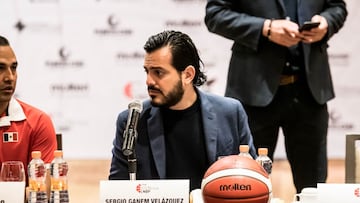 Sergio Ganem, presidente de la LNBP, en un evento con la Selección Mexicana de Basquetbol.